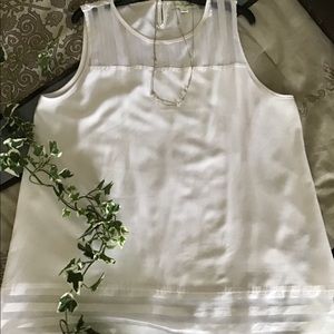 Beautiful white tunic! 🌹